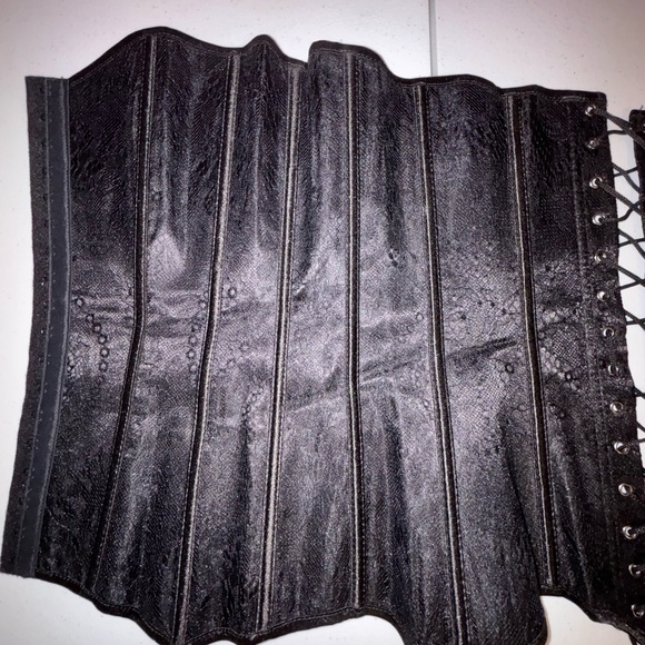 Elegant Black Corset Shapewear - Picture 3 of 8